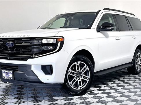 Used 2025 Ford Expedition Active AWD/4WD image 2