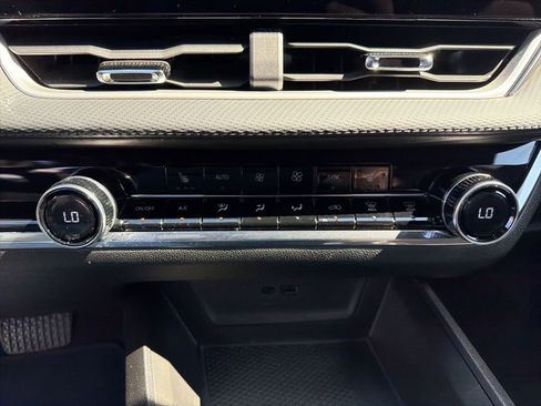 Used 2025 Chevrolet Equinox LT w/ Convenience Package II image 17