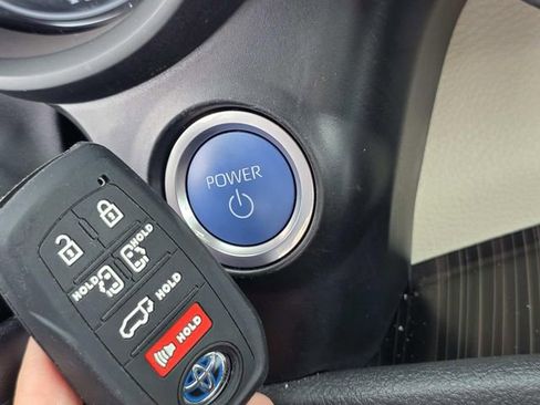 Used 2023 Toyota Sienna Platinum FWD image 20