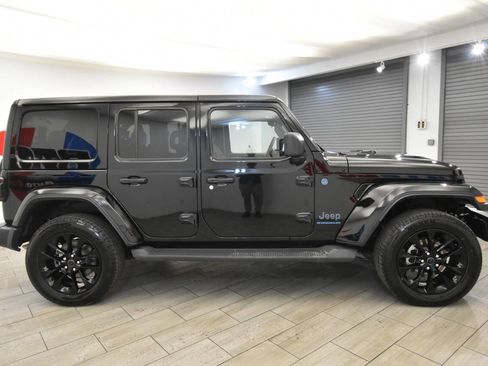 Used 2025 Jeep Wrangler Unlimited Sahara image 6