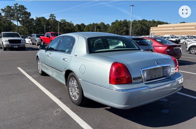 Used 2007 Lincoln Town Car Signature Limited RWD image 4