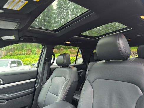 Used 2017 Ford Explorer XLT w/ Equipment Group 202A AWD/4WD image 23