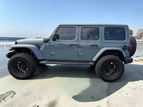 Used 2025 Jeep Wrangler Unlimited Sahara AWD/4WD image 4