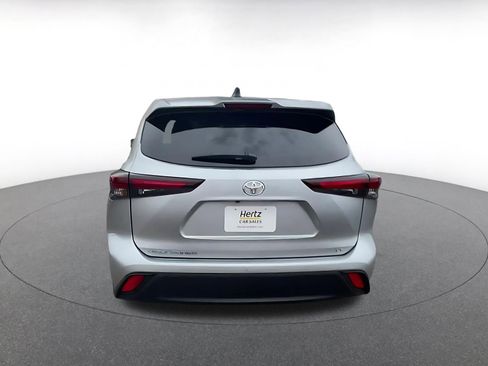 Used 2025 Toyota Highlander LE image 12