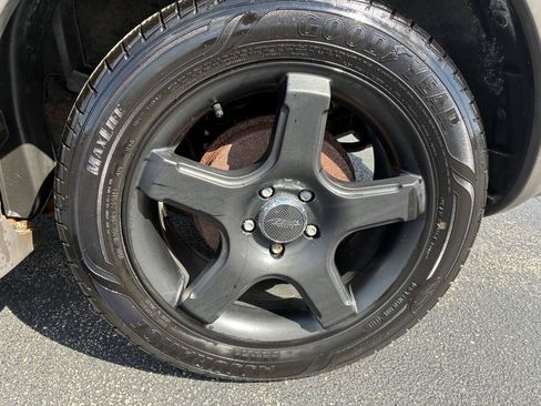 Used 2007 Pontiac Vibe w/ Sun And Sound Package FWD image 22