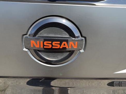 Used 2021 Nissan Titan PRO-4X w/ Pro-4x Convenience Package image 11