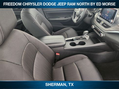 Used 2025 Nissan Altima 2.5 SV FWD image 9