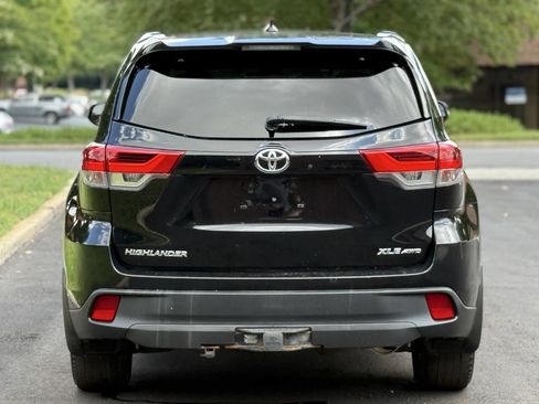 Used 2018 Toyota Highlander XLE w/ Carpet Mat Package (TMS) image 5