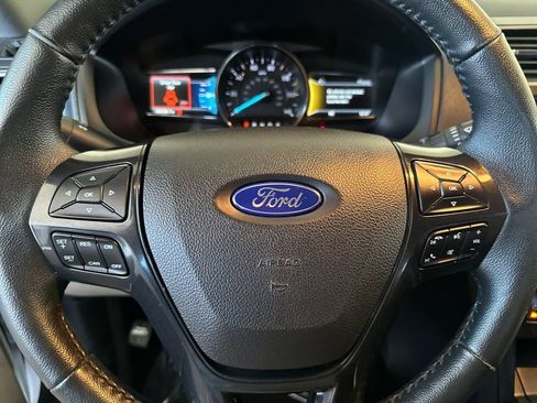 Used 2018 Ford Explorer XLT w/ Equipment Group 202A FWD image 24