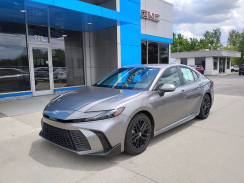 Used 2025 Toyota Camry SE FWD image 29