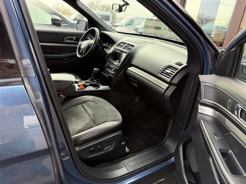 Used 2018 Ford Explorer XLT w/ Equipment Group 202A image 10