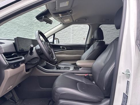 Used 2025 Kia Carnival FWD image 9