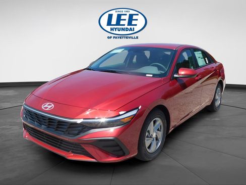 Certified 2025 Hyundai Elantra SE image 5