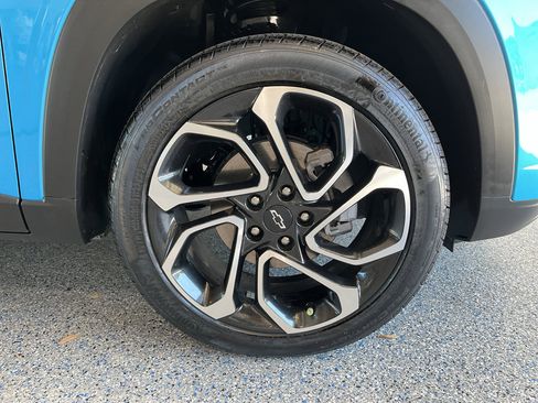 Used 2025 Chevrolet Trax RS w/ Sunroof Package FWD image 32