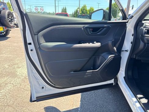 Used 2025 Subaru Forester Premium AWD/4WD image 17