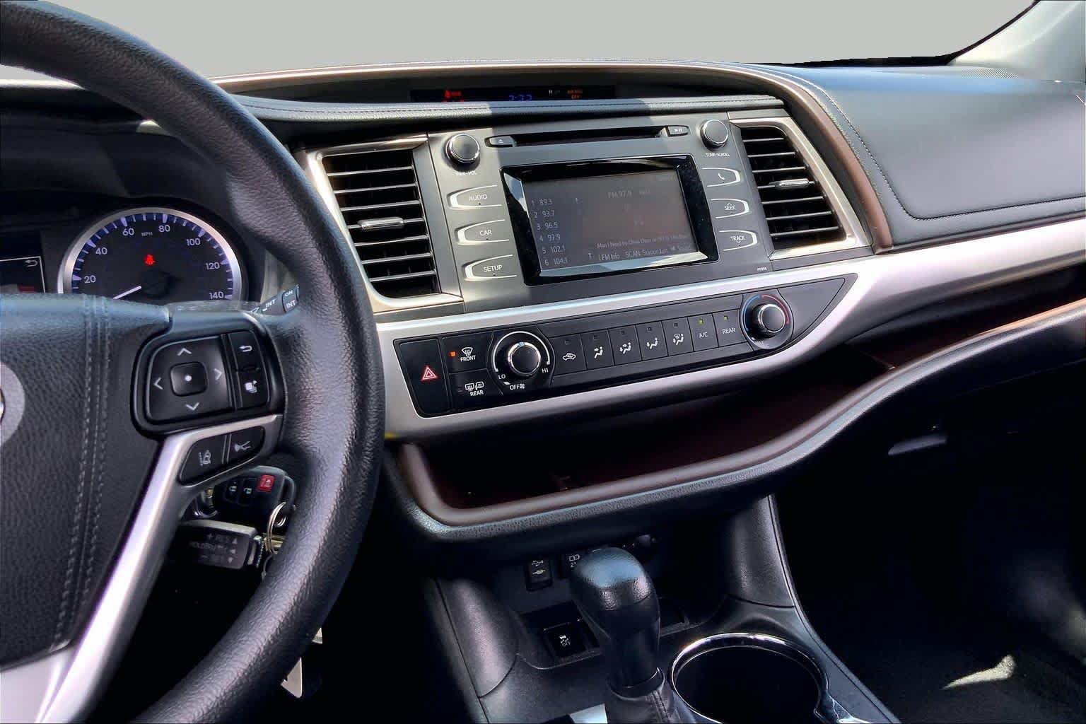 Used 2017 Toyota Highlander LE FWD image 7