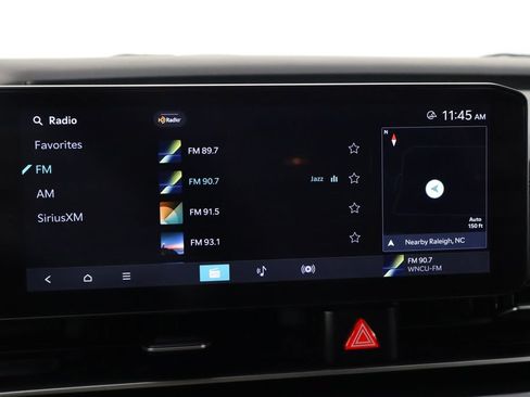 Used 2025 Kia Carnival FWD image 30