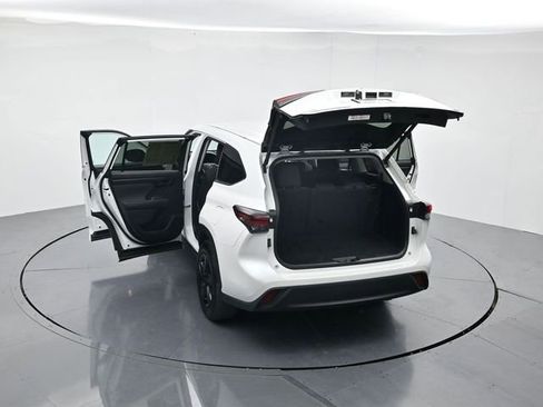 Used 2024 Toyota Highlander LE image 45