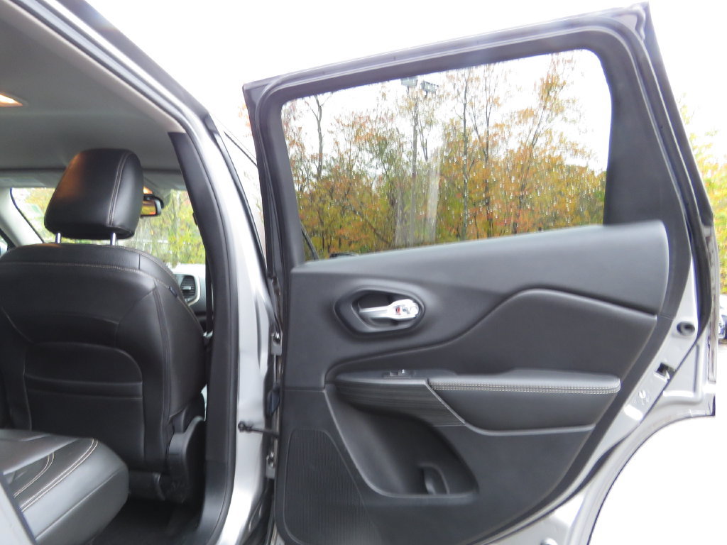 Used 2016 Jeep Cherokee Latitude w/ Safety/Convenience Group AWD/4WD image 15