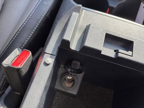 Used 2021 Subaru Outback Limited image 22