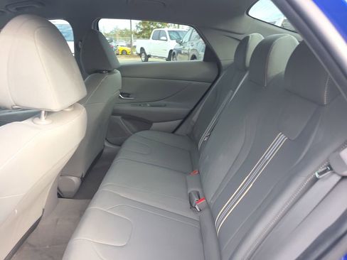 Used 2022 Hyundai Elantra SEL image 9