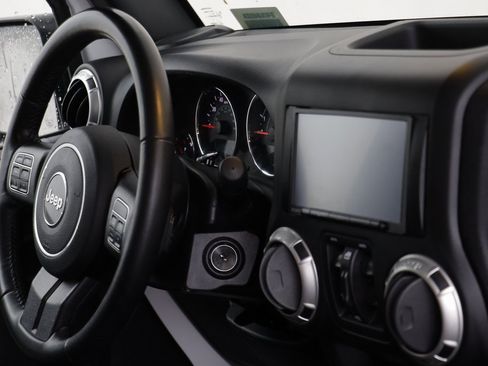 Used 2017 Jeep Wrangler Unlimited Sahara w/ Connectivity Group image 21