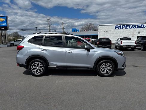 Used 2022 Subaru Forester Premium AWD/4WD image 3