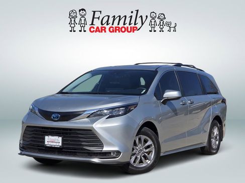 Used 2025 Toyota Sienna XLE FWD image 1
