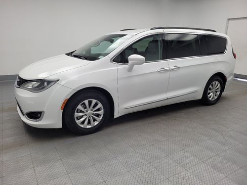 Used 2017 Chrysler Pacifica Touring-L image 2