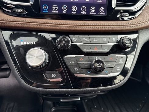 Used 2018 Chrysler Pacifica Limited w/ Advanced Safetytec Group FWD image 30