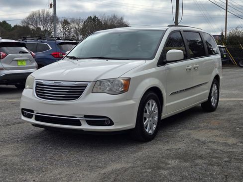 Used 2013 Chrysler Town & Country Touring image 2
