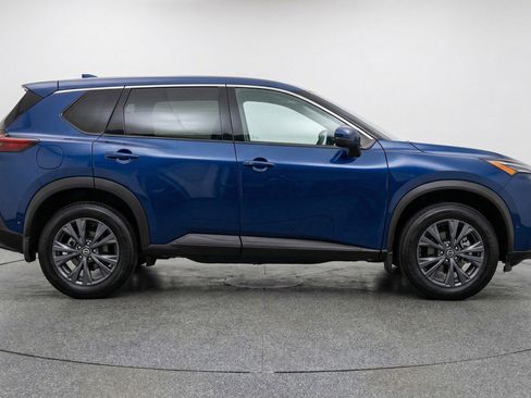 Used 2025 Nissan Rogue SV image 11