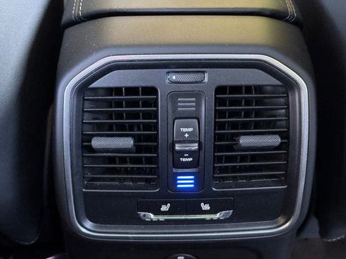 Certified 2025 Porsche Macan AWD/4WD image 14