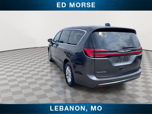 Used 2023 Chrysler Pacifica Touring-L FWD image 6
