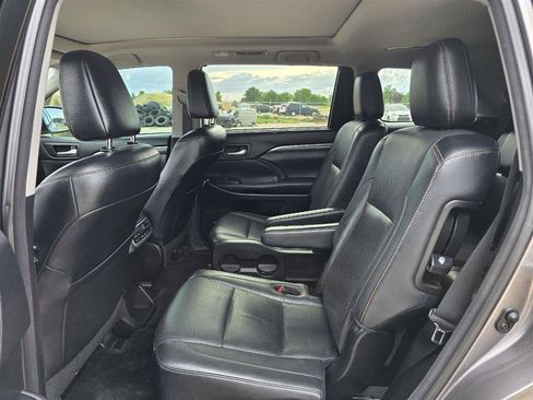 Used 2017 Toyota Highlander Limited AWD/4WD image 10