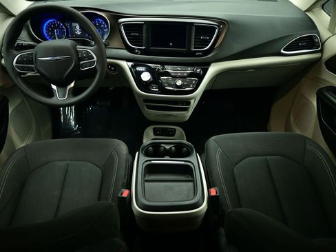 Used 2018 Chrysler Pacifica Touring Plus image 4