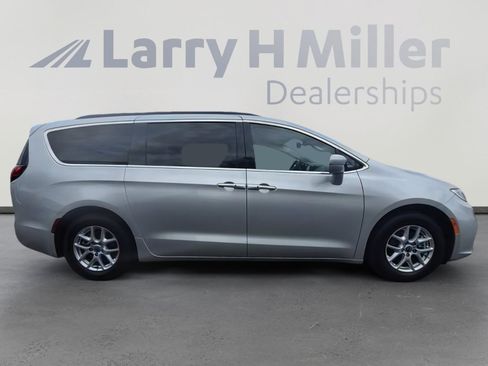 Used 2022 Chrysler Pacifica Touring-L FWD image 7