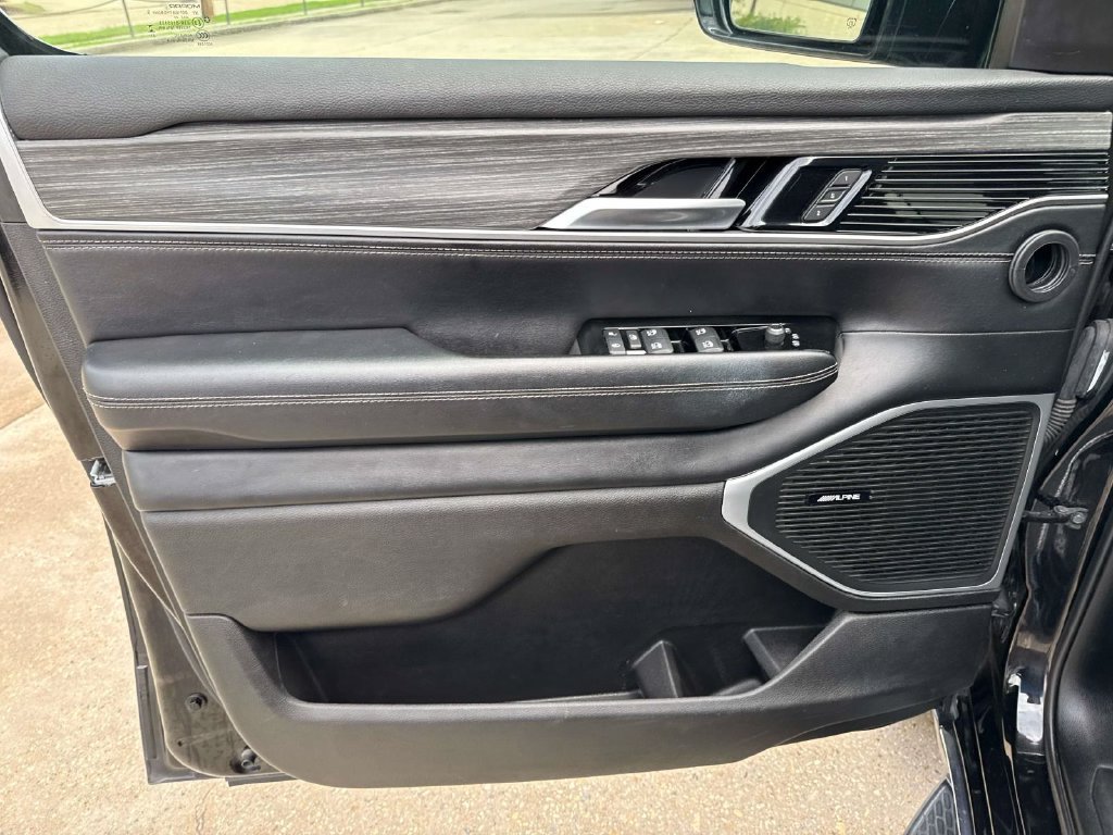 Used 2024 Jeep Wagoneer L Series III w/ Flexible Seating Group AWD/4WD image 18