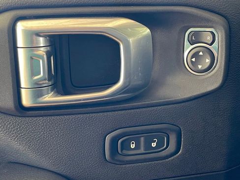 Used 2022 Jeep Wrangler Unlimited Rubicon 4xe w/ Cold Weather Group AWD/4WD image 14