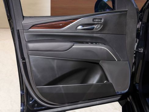 Used 2022 Cadillac Escalade Premium Luxury image 25