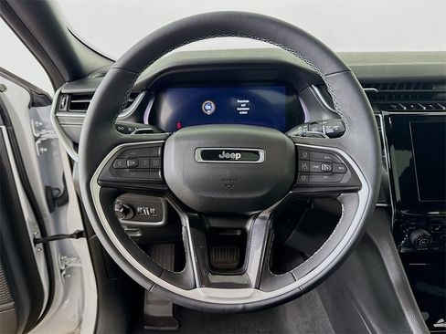 Used 2023 Jeep Grand Cherokee L Laredo image 15