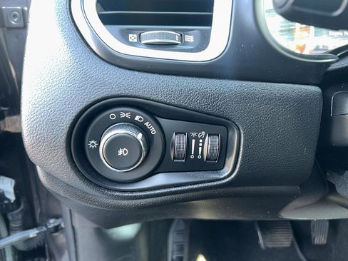 Used 2018 Jeep Renegade Latitude w/ UConnect 8.4 Nav Group image 15