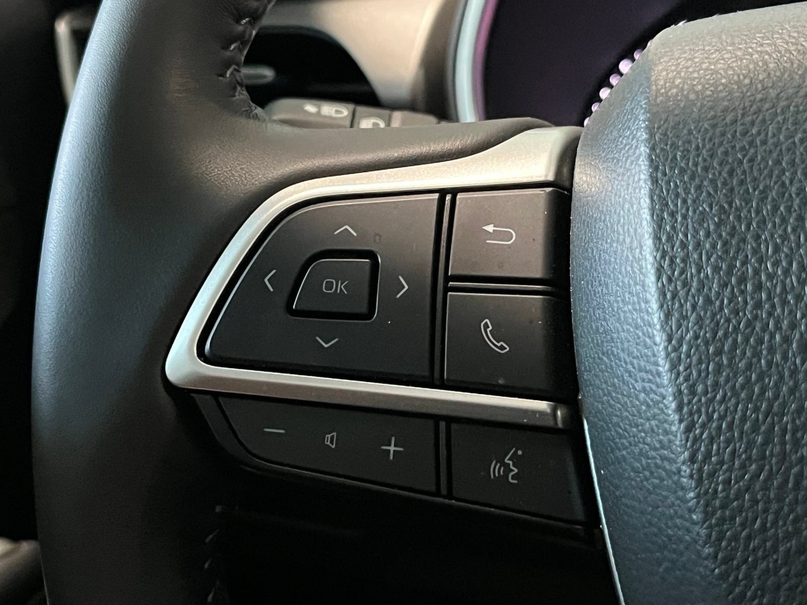 Used 2025 Toyota Highlander XLE FWD image 33