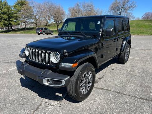 Used 2025 Jeep Wrangler Unlimited Sahara AWD/4WD image 5