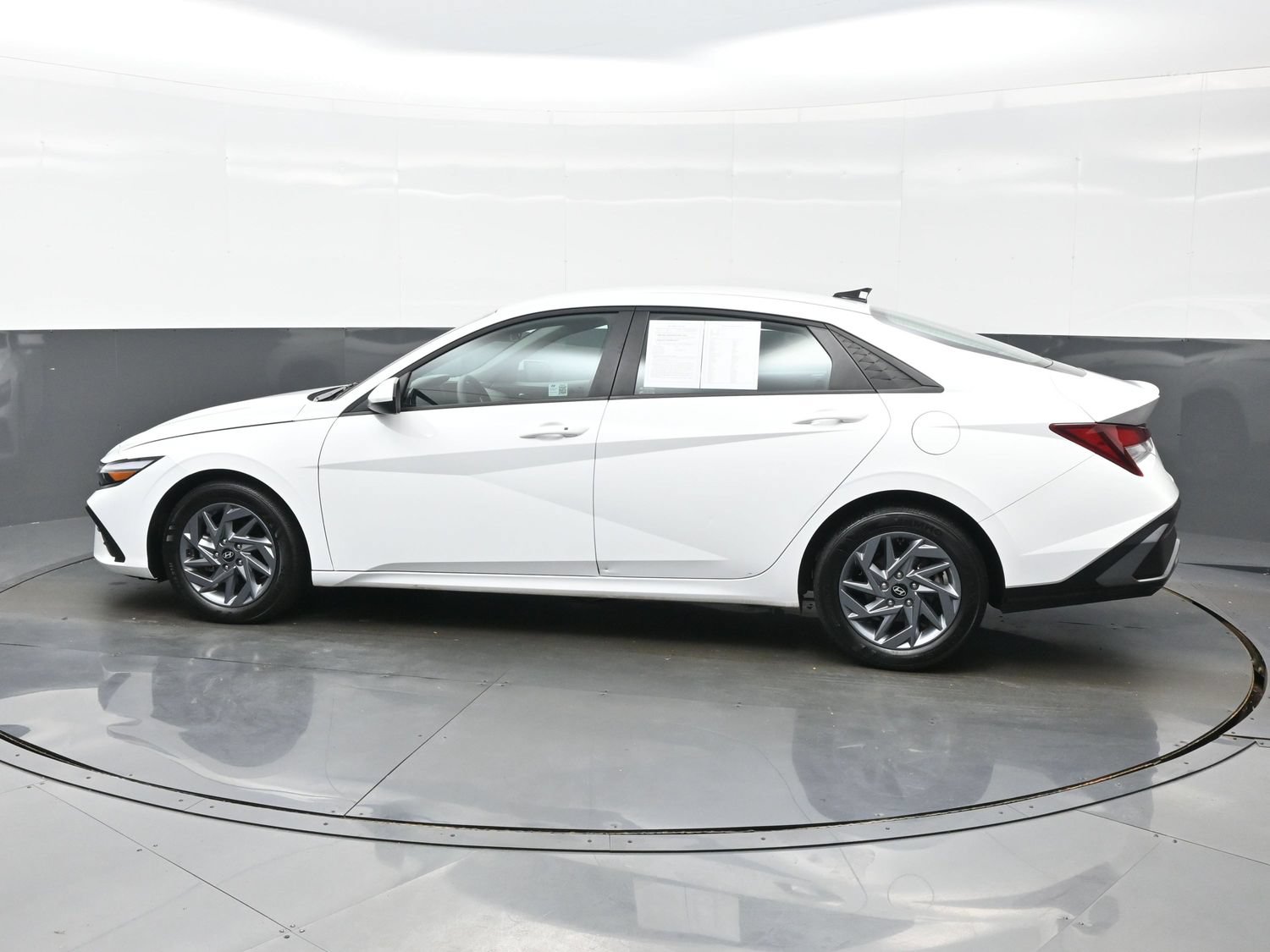 Certified 2024 Hyundai Elantra SEL FWD image 3