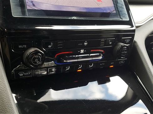 Certified 2023 Jeep Grand Cherokee L Laredo image 26