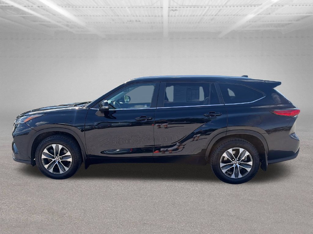 Used 2023 Toyota Highlander XLE AWD/4WD image 3