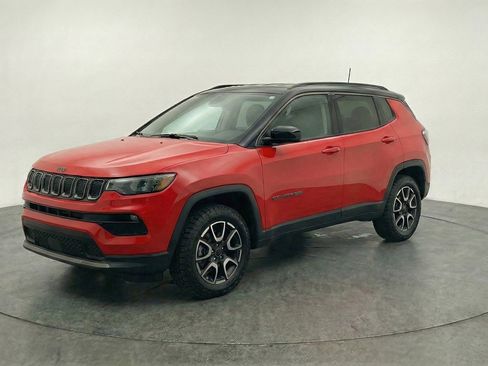 Used 2025 Jeep Compass Trailhawk AWD/4WD image 3
