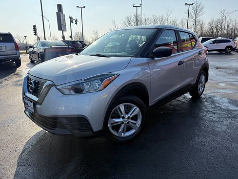 Used 2020 Nissan Kicks S image 3