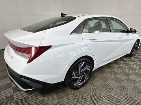 Used 2025 Hyundai Elantra Limited FWD image 3